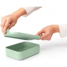 Clip-on zárómechanizmus - a fedél szorosan illeszkedik a doboz pereméhez, kis bepattintható fülek vagy peremek segítségével rögzül, így biztosítva a szivárgásmentes zárást.