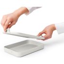 Clip-on zárómechanizmus - a fedél szorosan illeszkedik a doboz pereméhez, kis bepattintható fülek vagy peremek segítségével rögzül, így biztosítva a szivárgásmentes zárást.