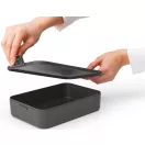 Clip-on zárómechanizmus - a fedél szorosan illeszkedik a doboz pereméhez, kis bepattintható fülek vagy peremek segítségével rögzül, így biztosítva a szivárgásmentes zárást.