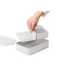 A doboz két kisebb tartállyal és egy elválasztóval rendelkezik, amelyek segítenek a különféle ételek elkülönítésében.