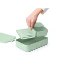 A bento stílusú elválasztó (emelő tálcás kialakítás) és a két különálló tartály segítségével az ételek külön tárolhatók, így elkerülhető azok keveredése.