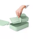 A bento stílusú elválasztó (emelő tálcás kialakítás) és a két különálló tartály segítségével az ételek külön tárolhatók, így elkerülhető azok keveredése.