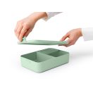 Clip-on zárómechanizmus - a fedél szorosan illeszkedik a doboz pereméhez, kis bepattintható fülek vagy peremek segítségével rögzül, így biztosítva a szivárgásmentes zárást.