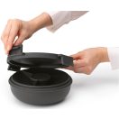 Clip-on zárómechanizmus - a fedél szorosan illeszkedik a doboz pereméhez, kis bepattintható fülek vagy peremek segítségével rögzül, így biztosítva a szivárgásmentes zárást.