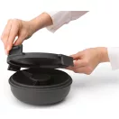 Clip-on zárómechanizmus - a fedél szorosan illeszkedik a doboz pereméhez, kis bepattintható fülek vagy peremek segítségével rögzül, így biztosítva a szivárgásmentes zárást.