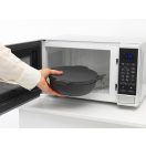 A strapabíró műanyag anyag lehetővé teszi a mikrohullámú sütőben való melegítést, így az ételek pillanatok alatt fogyasztásra kész állapotba hozhatók.