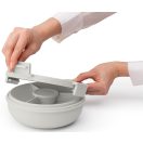 Clip-on zárómechanizmus - a fedél szorosan illeszkedik a doboz pereméhez, kis bepattintható fülek vagy peremek segítségével rögzül, így biztosítva a szivárgásmentes zárást.