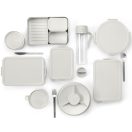 A strapabíró műanyag anyag lehetővé teszi a mikrohullámú sütőben való melegítést, így az ételek pillanatok alatt fogyasztásra kész állapotba hozhatók.