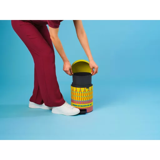 Brabantia NewIcon pedálos szemetes könnyen mozgatható kialakítással.