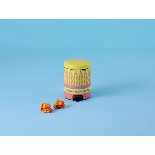 Brabantia NewIcon 5L Yinka Ilori – kompakt, színes pedálos szemetes.