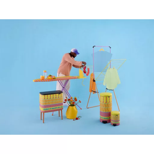 Brabantia C vasalódeszka Yinka Ilori designnal használat közben