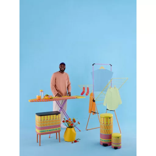 Yinka Ilori mintás Brabantia vasalódeszka modern környezetben.
