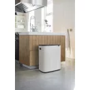 A fehér Brabantia Bo Touch Bin szemetes tökéletesen passzol a naturális színekkel berendezett enteriőrbe