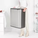 Az erős markolata lehetővé teszi, hogy könnyedén felemeljük és mozgassuk a terméket akár teli állapotban is