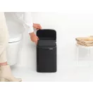 Kivehető belső műanyag tartály.