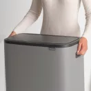 Könnyen áthelyezhető a szemetes a markolat segítségével.