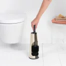 A kefe a WC-kefe tartó hátsó nyílásán keresztül emelhető ki.