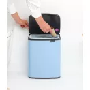 A fedél zárt állapotában nem látszódik a szemeteszsák