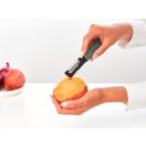 A beépített tisztítókar lehetővé teszi a héjmaradványok egyszerű eltávolítását, míg a citrusreszelő finom csíkokat készít ízesítéshez vagy díszítéshez.