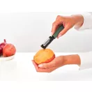 A beépített tisztítókar lehetővé teszi a héjmaradványok egyszerű eltávolítását, míg a citrusreszelő finom csíkokat készít ízesítéshez vagy díszítéshez.