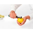 Beépített citrusreszelő – finom citrushéj csíkokat készít süteményekhez, italokhoz.