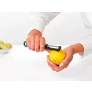 Beépített citrusreszelő – finom citrushéj csíkokat készít süteményekhez, italokhoz.