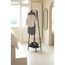 Akasztóval ellátva a vállfákhoz.