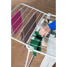 Kecses, légies megjelenése ellenére rendkívül teherbíró: a masszív, korrózióálló acélváz akár 20 kg vizes ruhát is stabilan megtart.