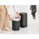 A méretpontos X méretű PerfectFit szemeteszsák nem lóg túl a fedélen.