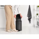 Kiemelhető műanyag tartálya 12L űrtartalmú.