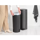 A méretpontos Brabantia szemeteszsákok előnye, hogy nem lógnak ki a fedél alól.