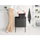 Szemeteszsák cserénél emelje ki a belső műanyag tartályokat.