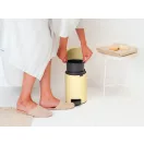 Kiemelhető belső 3L-es műanyag tartály.