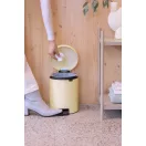 Nyissa pedállal a higiénikus használatért.