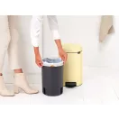 Helyezze fel a műanyag tartályra az X méretű PerfectFit szemeteszsákot.