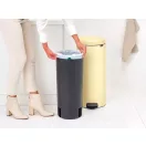 Ha méretpontos PerfectFit G méretű szemeteszsákot használ a 30L-es NewIcon kukájába, akkor nem fog kilógni a zsák széle a fedél alól.