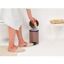 Pedálos fedélnyitás.