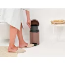 Kiemelhető belső műanyag tartály 3L űrtartalmú.
