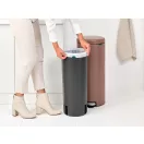 Helyezzen G méretű PerfectFit szemeteszsákot a tartályba.