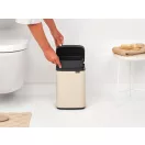 Kivehető belső műanyag tartály.
