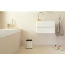 Homokszínű burkolatokhoz tökéletes választás a Soft Beige kuka.