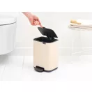 A fedél kézzel is egyszerűen felnyitható.