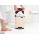 Egyszerűen cserélhető a húzózsinórral ellátott zsák.