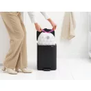 Szemeteszsákok húzózsinórának köszönhetően a zsákcsere gyerekjáték.