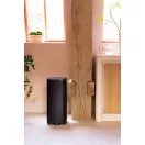 Ez a karcsú, 30 literes Brabantia Bo pedálos szemetes kívül-belül tökéletes: letisztult elegancia és profi funkcionalitás egyben.