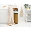 Vegye ki a megtelt szemeteszsákot, ami húzózsinórral van ellátva.