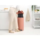 Kivehető belső műanyag tartállyal.