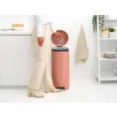 Lépjen rá a pedálra a fedél felnyitásához.