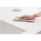A vastag, téglalap alakú mikroszálas párna tökéletesen fekszik fel a nagy, sík felületekre, egyenletes és foltmentes ragyogást biztosítva.