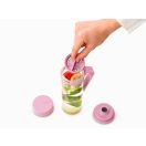 Kristálytiszta átláthatóság: az üvegszerűen áttetsző alapanyagnak köszönhetően mindig pontosan látja a palack tartalmát és a hidratáltsági szintjét.